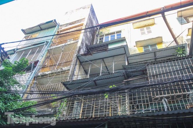 Cận cảnh các chung cư trước nguy cơ đổ sập bất cứ lúc nào ở Hà Nội - ảnh 22