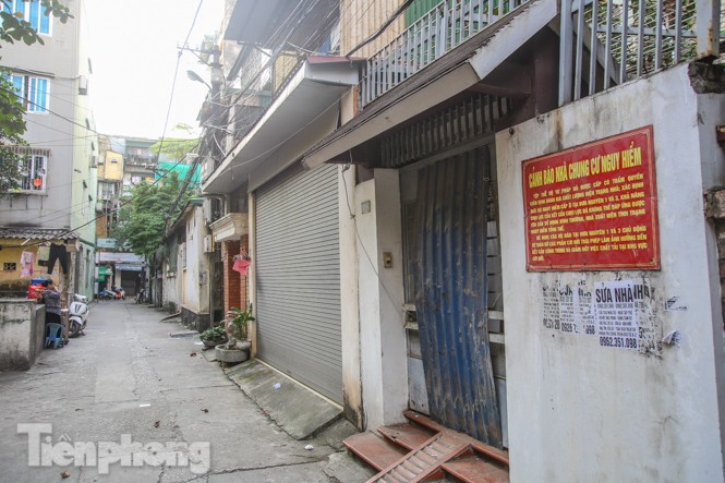 Cận cảnh các chung cư trước nguy cơ đổ sập bất cứ lúc nào ở Hà Nội - ảnh 21
