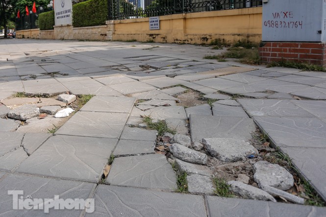 Sau ba năm lát, đá 'độ bền 70 năm' và gạch vỉa hè nhiều nơi vỡ nát - ảnh 10