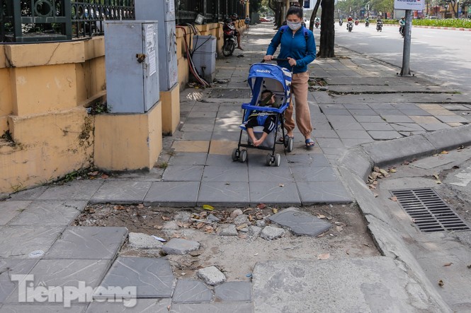 Sau ba năm lát, đá 'độ bền 70 năm' và gạch vỉa hè nhiều nơi vỡ nát - ảnh 11