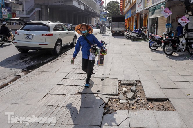 Sau ba năm lát, đá 'độ bền 70 năm' và gạch vỉa hè nhiều nơi vỡ nát - ảnh 12