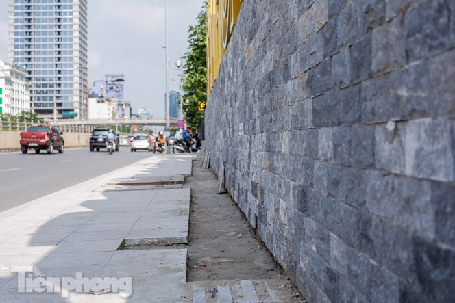 Sau ba năm lát, đá 'độ bền 70 năm' và gạch vỉa hè nhiều nơi vỡ nát - ảnh 17