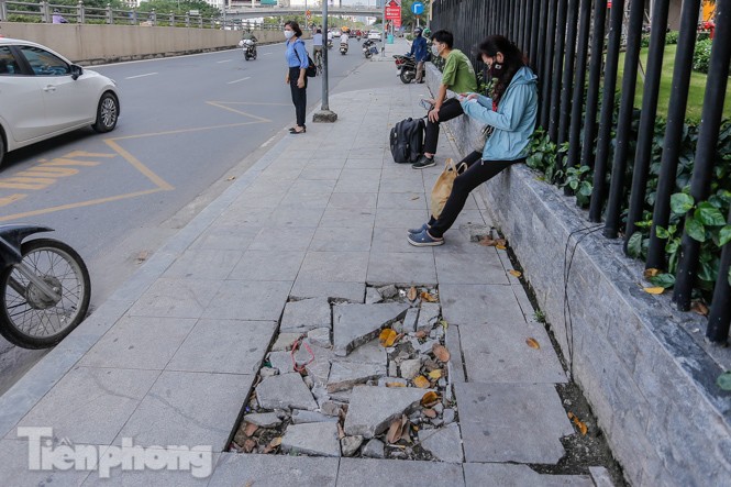 Sau ba năm lát, đá 'độ bền 70 năm' và gạch vỉa hè nhiều nơi vỡ nát - ảnh 1