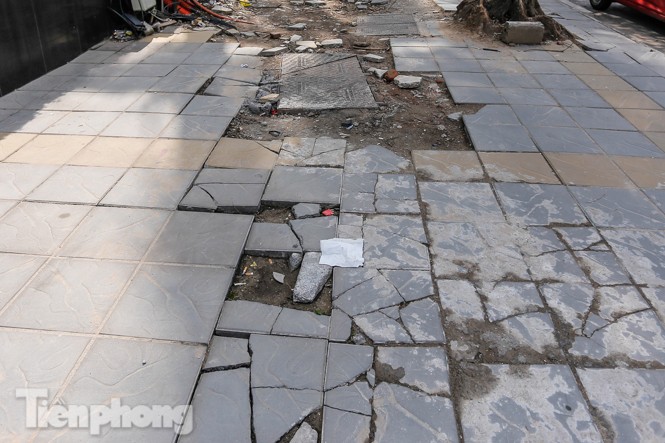 Sau ba năm lát, đá 'độ bền 70 năm' và gạch vỉa hè nhiều nơi vỡ nát - ảnh 6