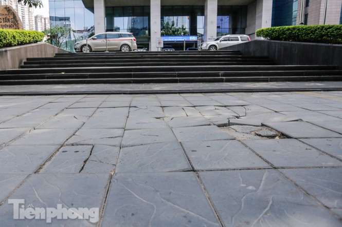 Sau ba năm lát, đá 'độ bền 70 năm' và gạch vỉa hè nhiều nơi vỡ nát - ảnh 9