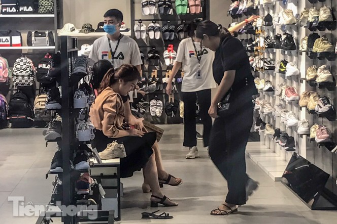 Nơi chen nhau, nơi lác đác vài khách trong ngày Black Friday - ảnh 10