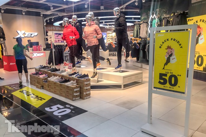 Nơi chen nhau, nơi lác đác vài khách trong ngày Black Friday - ảnh 11