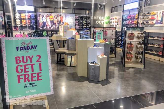Nơi chen nhau, nơi lác đác vài khách trong ngày Black Friday - ảnh 12