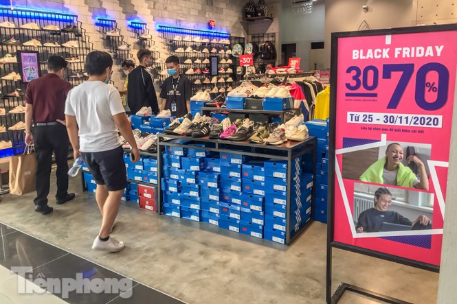 Nơi chen nhau, nơi lác đác vài khách trong ngày Black Friday - ảnh 13