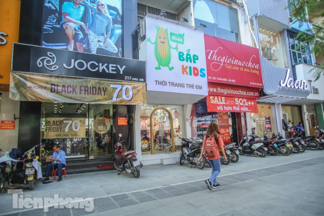 Nơi chen nhau, nơi lác đác vài khách trong ngày Black Friday - ảnh 4