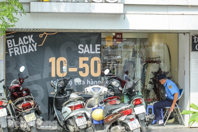 Nơi chen nhau, nơi lác đác vài khách trong ngày Black Friday - ảnh 7