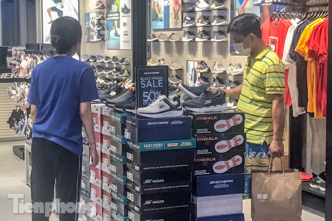 Nơi chen nhau, nơi lác đác vài khách trong ngày Black Friday - ảnh 8