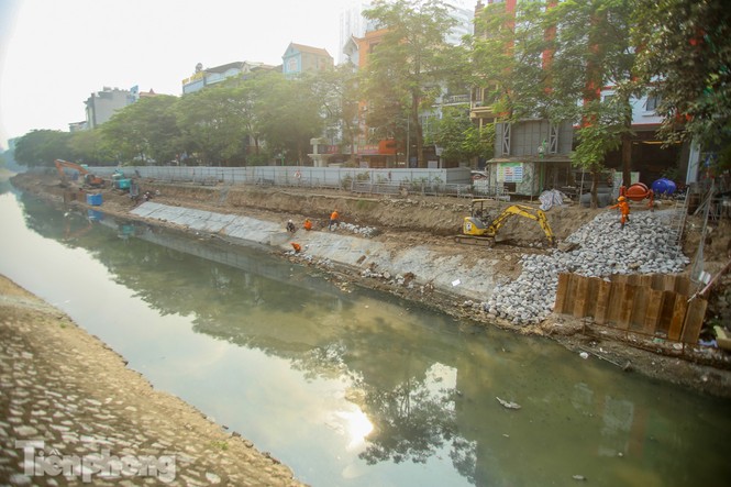 Cận cảnh ống cống gom nước thải sắp 'giải cứu' sông Tô Lịch - ảnh 1