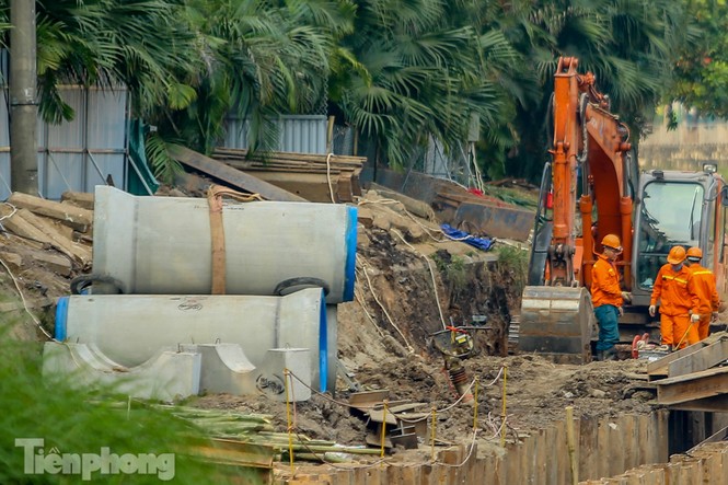 Cận cảnh ống cống gom nước thải sắp 'giải cứu' sông Tô Lịch - ảnh 6