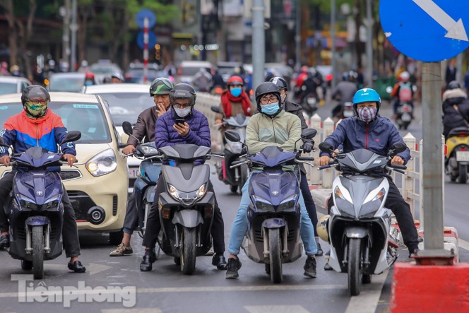 Trời rét đậm đột ngột, người Hà Nội co ro trong nhiều lớp áo - ảnh 9