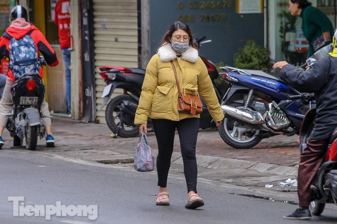 Trời rét đậm đột ngột, người Hà Nội co ro trong nhiều lớp áo - ảnh 11