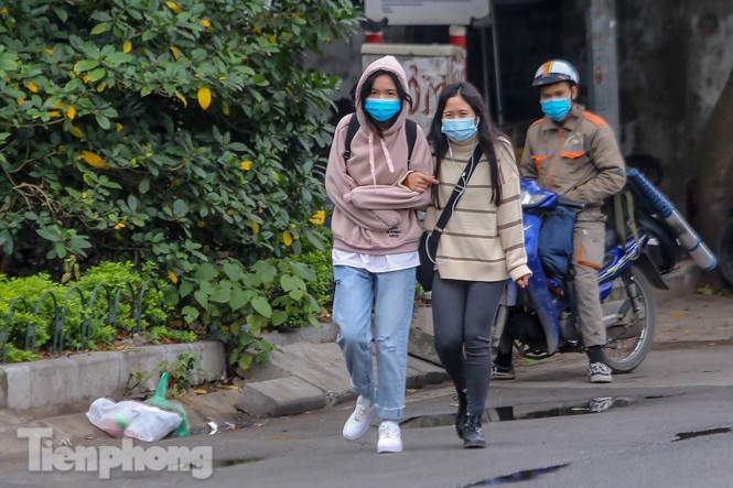 Trời rét đậm đột ngột, người Hà Nội co ro trong nhiều lớp áo - ảnh 12