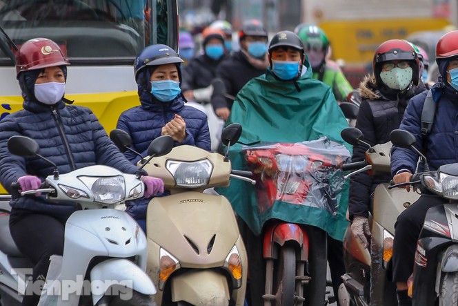 Trời rét đậm đột ngột, người Hà Nội co ro trong nhiều lớp áo - ảnh 15