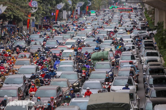 Trời rét đậm đột ngột, người Hà Nội co ro trong nhiều lớp áo - ảnh 16
