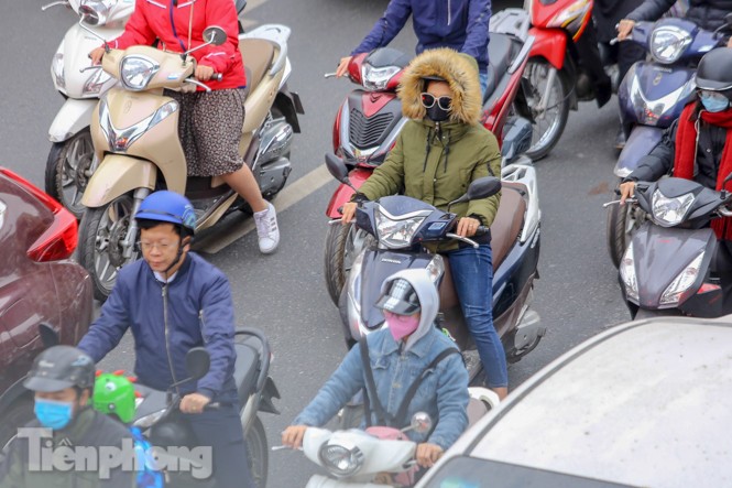 Trời rét đậm đột ngột, người Hà Nội co ro trong nhiều lớp áo - ảnh 1