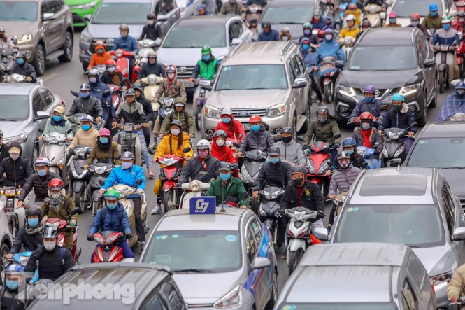 Trời rét đậm đột ngột, người Hà Nội co ro trong nhiều lớp áo - ảnh 17