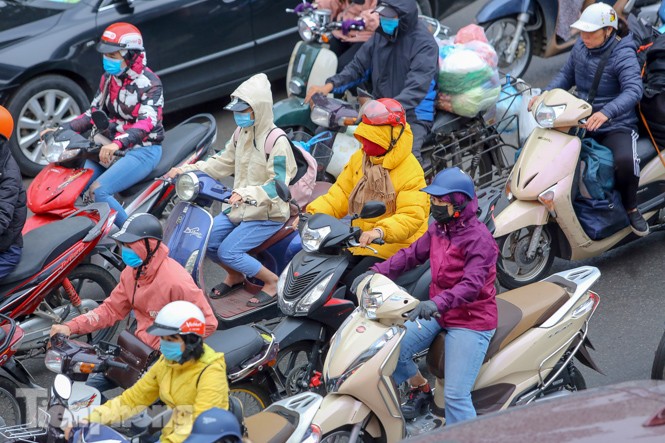 Trời rét đậm đột ngột, người Hà Nội co ro trong nhiều lớp áo - ảnh 2