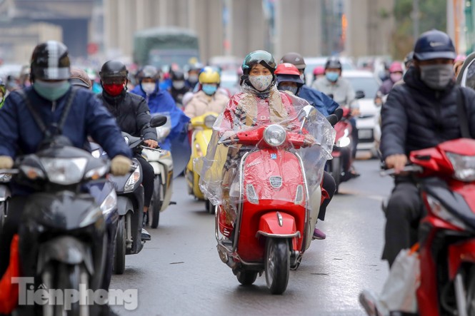 Trời rét đậm đột ngột, người Hà Nội co ro trong nhiều lớp áo - ảnh 3