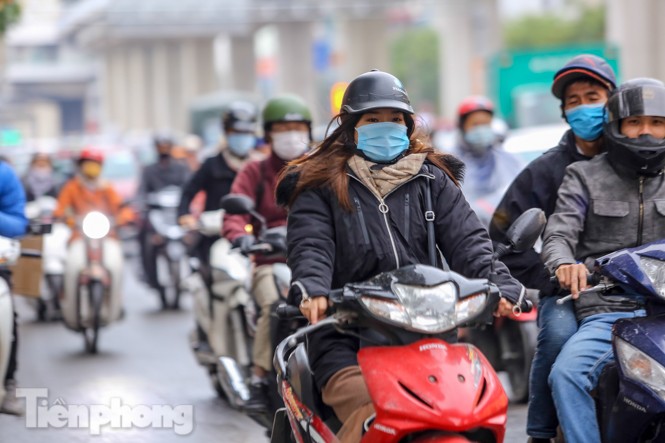 Trời rét đậm đột ngột, người Hà Nội co ro trong nhiều lớp áo - ảnh 4