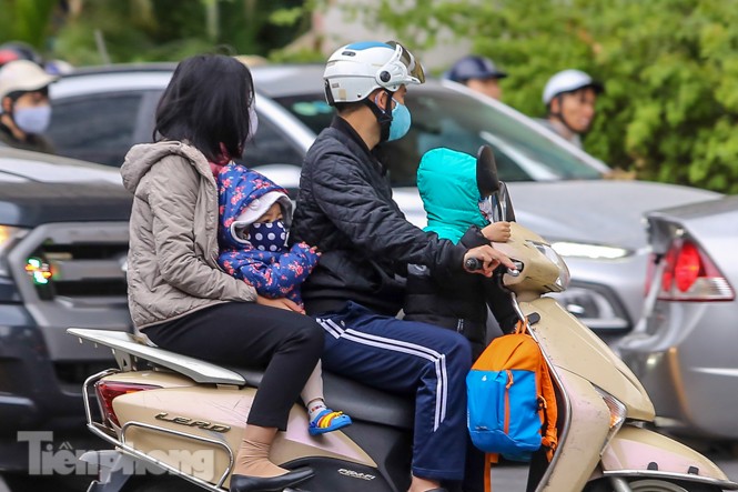 Trời rét đậm đột ngột, người Hà Nội co ro trong nhiều lớp áo - ảnh 5