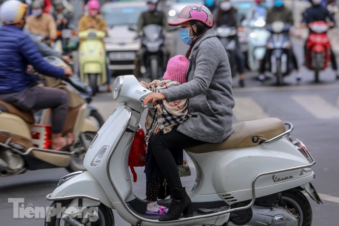 Trời rét đậm đột ngột, người Hà Nội co ro trong nhiều lớp áo - ảnh 6