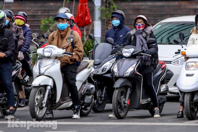 Trời rét đậm đột ngột, người Hà Nội co ro trong nhiều lớp áo - ảnh 7