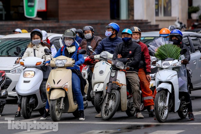 Trời rét đậm đột ngột, người Hà Nội co ro trong nhiều lớp áo - ảnh 8