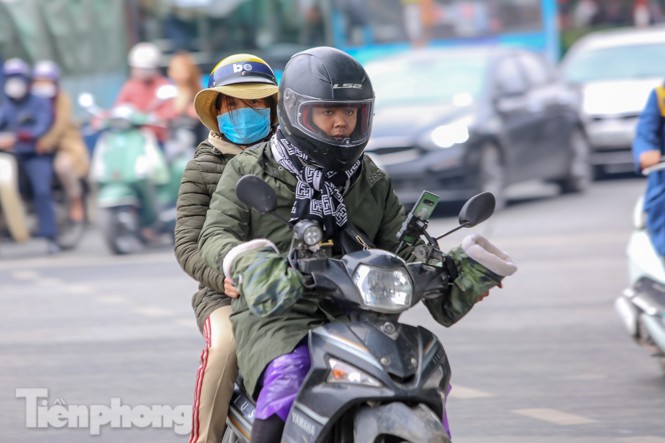 Trời rét đậm đột ngột, người Hà Nội co ro trong nhiều lớp áo - ảnh 10