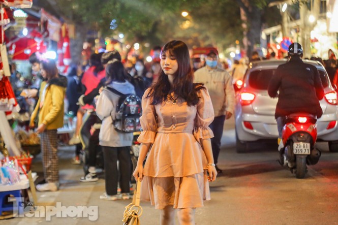 Ngắm những 'bóng hồng' xinh đẹp trong đêm Giáng sinh ở phố Hàng Mã - ảnh 3