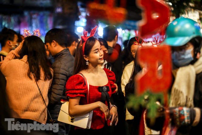 Ngắm những 'bóng hồng' xinh đẹp trong đêm Giáng sinh ở phố Hàng Mã - ảnh 7