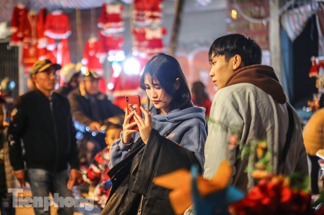 Ngắm những 'bóng hồng' xinh đẹp trong đêm Giáng sinh ở phố Hàng Mã - ảnh 10
