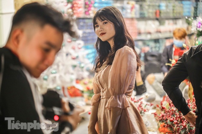 Ngắm những 'bóng hồng' xinh đẹp trong đêm Giáng sinh ở phố Hàng Mã - ảnh 12