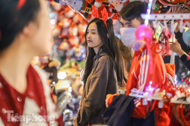 Ngắm những 'bóng hồng' xinh đẹp trong đêm Giáng sinh ở phố Hàng Mã - ảnh 13