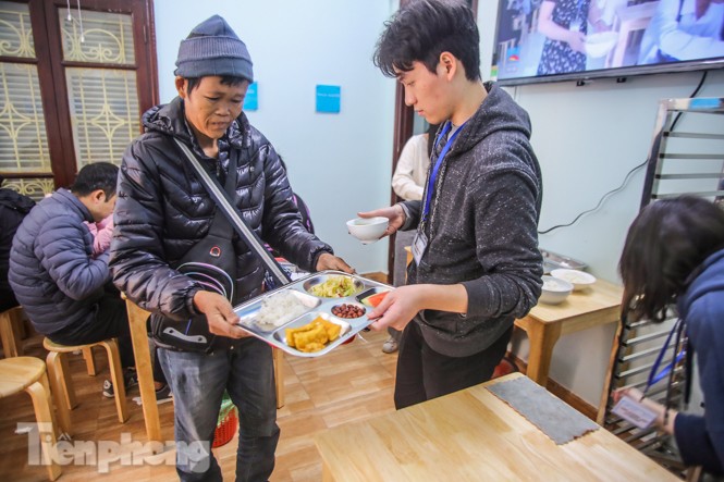 Ấm lòng quán cơm 2.000 đồng giữa trời rét buốt ở Hà Nội - ảnh 4