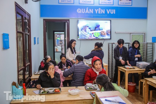 Ấm lòng quán cơm 2.000 đồng giữa trời rét buốt ở Hà Nội - ảnh 5