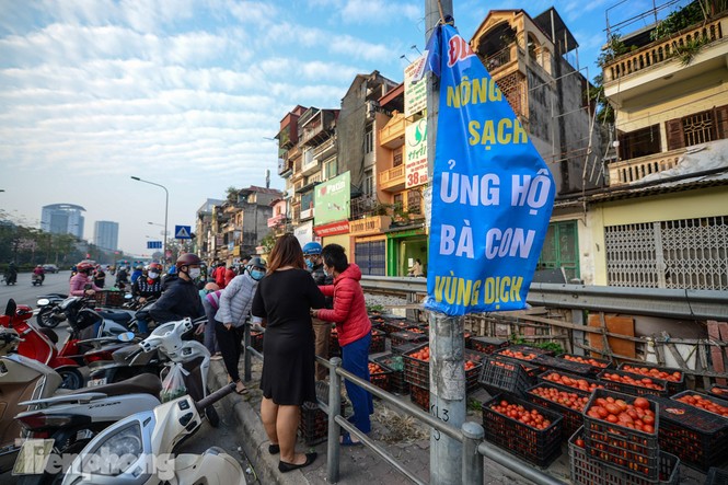 Người dân Thủ đô nườm nượp đến 'giải cứu' nông sản cho Hải Dương - ảnh 1