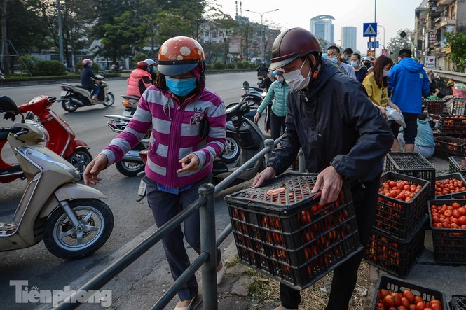 Người dân Thủ đô nườm nượp đến 'giải cứu' nông sản cho Hải Dương - ảnh 2
