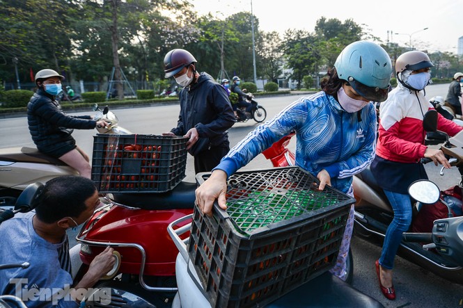 Người dân Thủ đô nườm nượp đến 'giải cứu' nông sản cho Hải Dương - ảnh 7