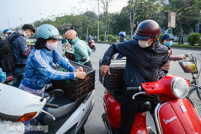 Người dân Thủ đô nườm nượp đến 'giải cứu' nông sản cho Hải Dương - ảnh 8