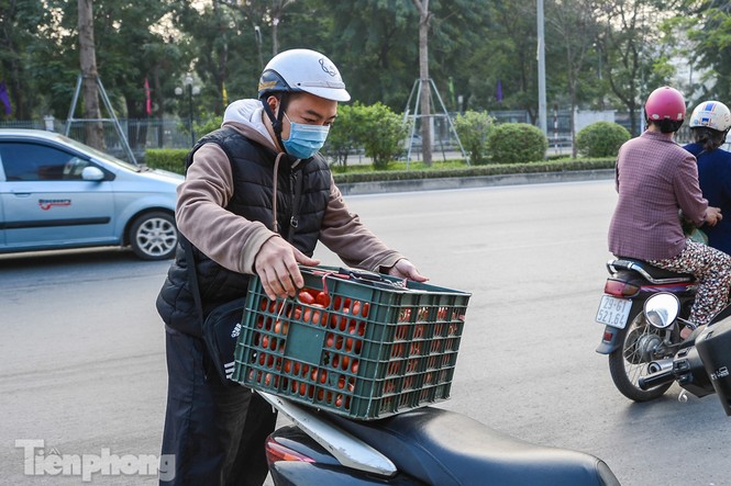 Người dân Thủ đô nườm nượp đến 'giải cứu' nông sản cho Hải Dương - ảnh 10