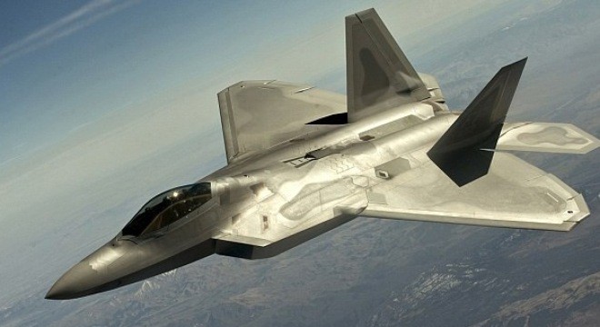 Siêu chiến đấu cơ F-22 đọ sức mạnh với tiêm kích thế hệ 4 - ảnh 1