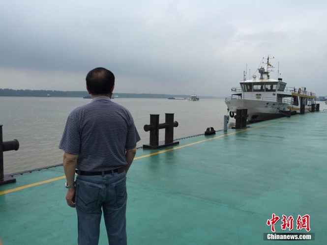 Thân nhân vụ chìm tàu ở Trung Quốc vật vã ngóng tin - ảnh 12