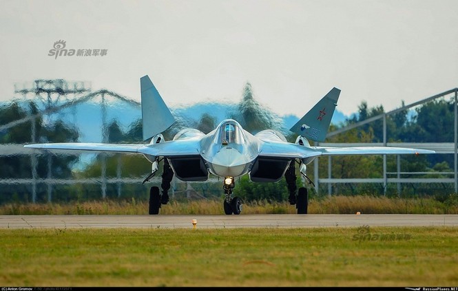 Tiêm kích J-20 Trung Quốc so đọ với siêu chiến đấu cơ T-50 Nga - ảnh 1