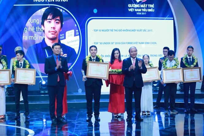 Thủ tướng trao giải thưởng Gương mặt trẻ Việt Nam tiêu biểu năm 2017 - ảnh 3