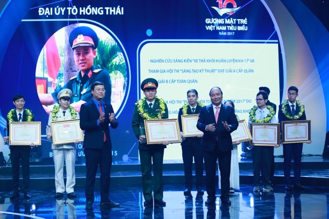 Thủ tướng trao giải thưởng Gương mặt trẻ Việt Nam tiêu biểu năm 2017 - ảnh 4
